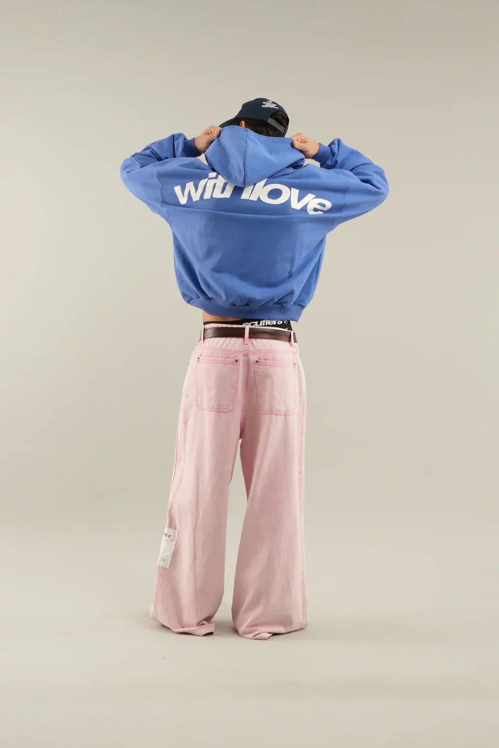 Profitez aujourd'hui seulement de 70 % de réduction sur le sweat à capuche With Love 💛