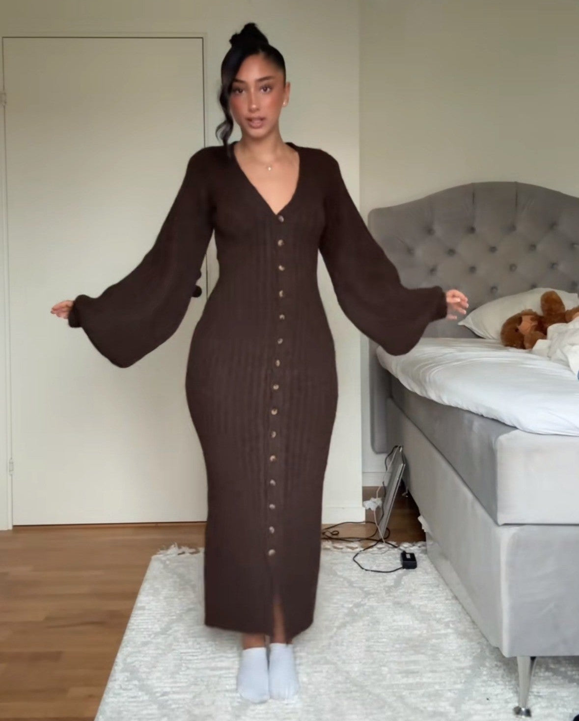 Sichern Sie sich heute 60 % Rabatt auf das Strickkleid mit Knöpfen 🤎