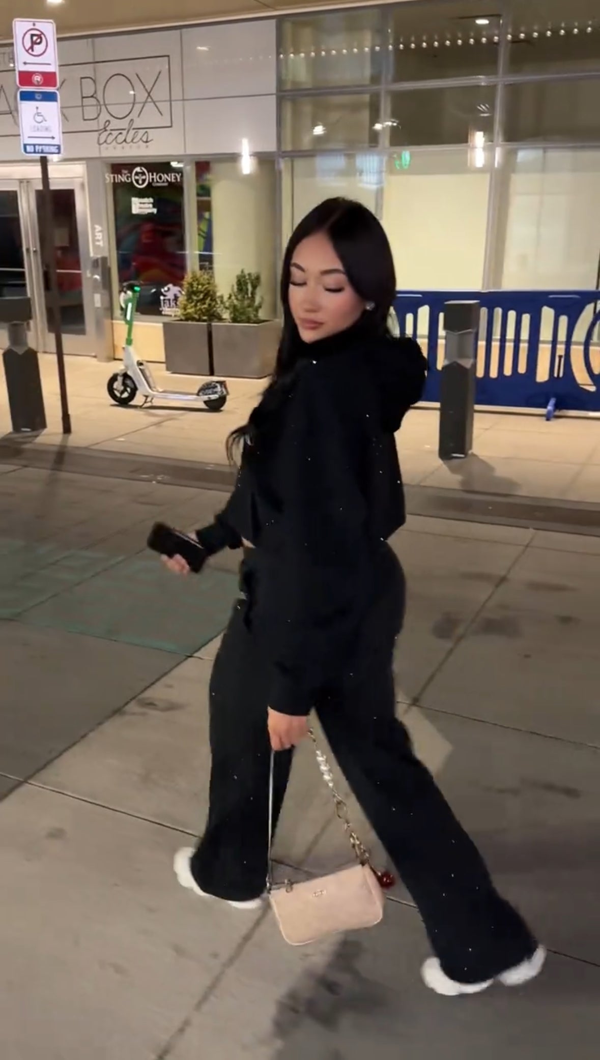 Sichere dir heute 60 % Rabatt auf den Strass-Hoodie! ✨