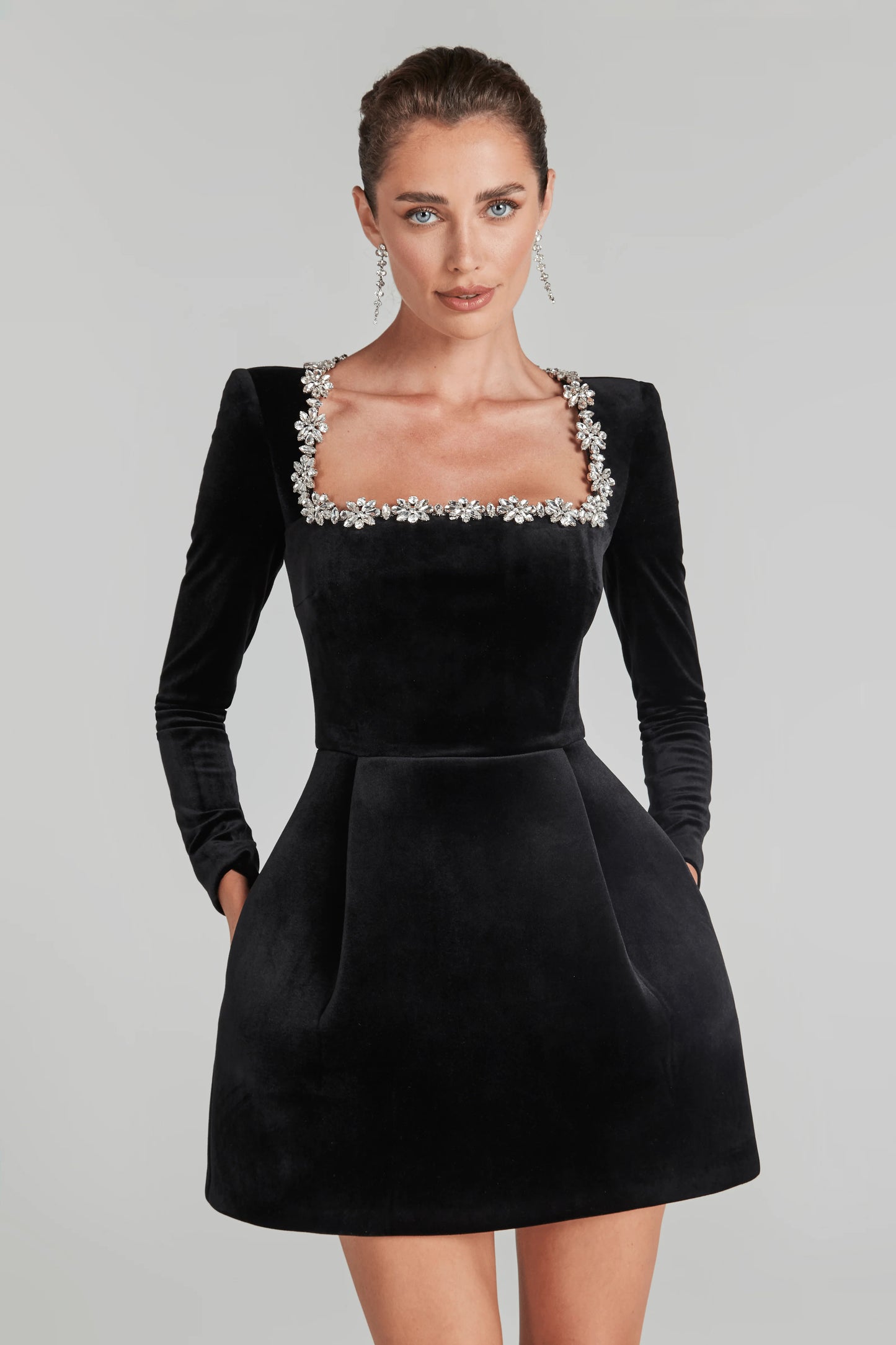 Sichere dir heute 60% Rabatt auf das Élise Minikleid ✨🖤