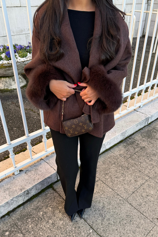 Profitez aujourd'hui seulement de 70 % de réduction sur le manteau en fourrure Vaïa ❄️