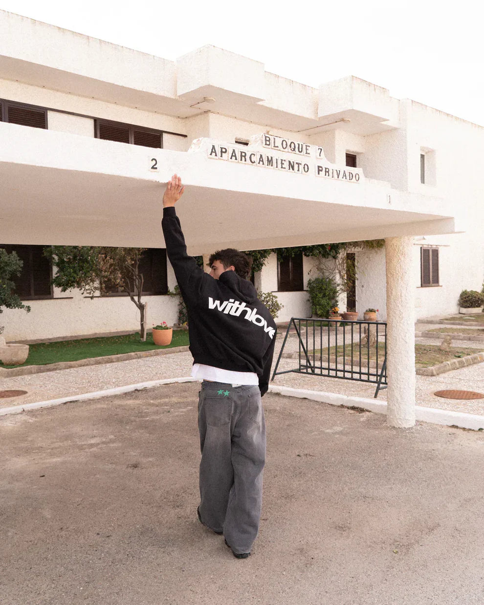 Profitez aujourd'hui seulement de 70 % de réduction sur le sweat à capuche With Love 💛