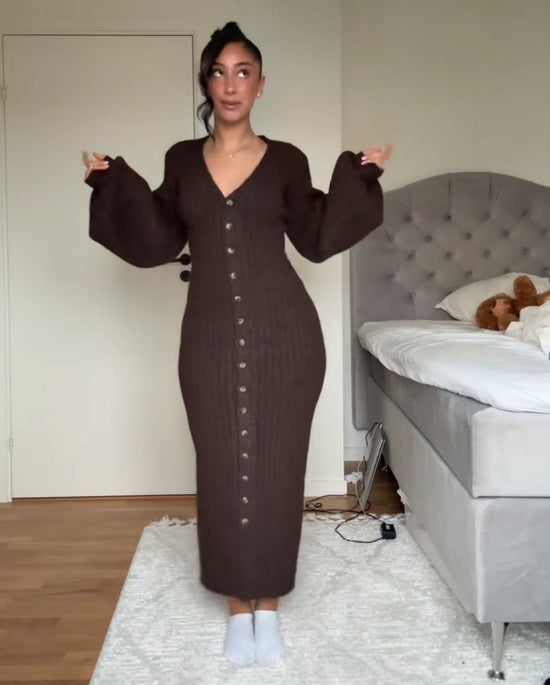 Sichern Sie sich heute 60 % Rabatt auf das Strickkleid mit Knöpfen 🤎